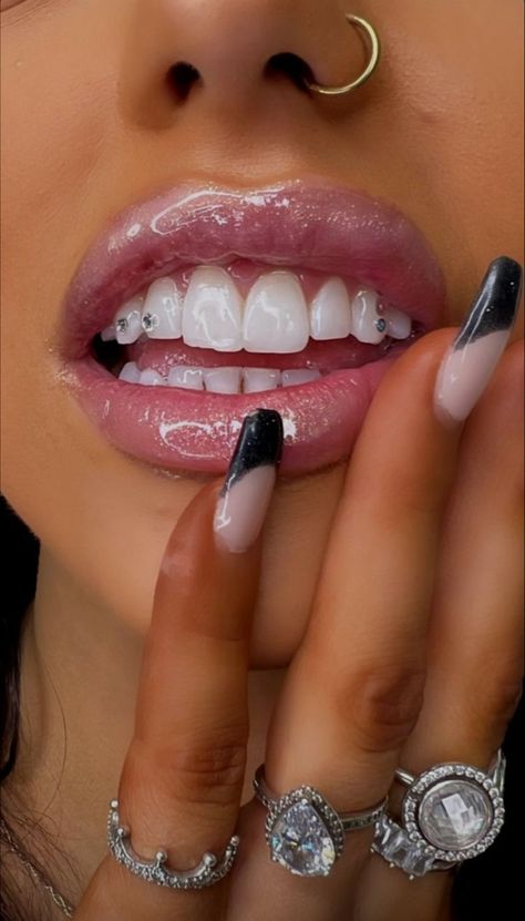 Aesthetic Tooth Gems, Diamond On Teeth, Teeth Gens, Piercing Dental, Tooth Gems Aesthetic, Tooth Gems Ideas, Bijoux Piercing Septum, Pretty Teeth, Dental Jewelry