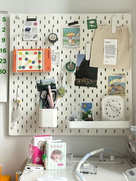 Cluttered Room Aesthetic, Ikea Pegboard, Future Bedroom Ideas, Cozy Desk, Study Desk Decor, Dekorasi Kamar Tidur, Room Redesign, Pinterest Room Decor, Bedroom Renovation