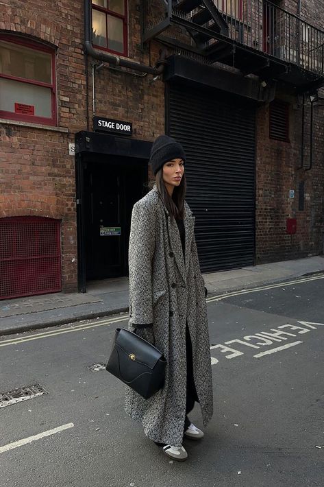 A Stylish Influencer Shares Her Week In Coats | SheerLuxe Ivona Zupet, Coat Outfit, Maxi Coat, Influencers Fashion, Oversized Coat, Shearling Coat, Coat Outfits, Work Bag, Shearling Jacket