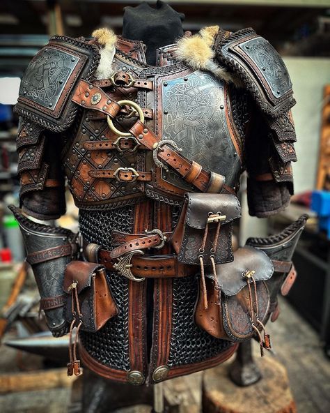 Chainmail Armor Dnd, Fantasy Viking Armor, Living Armor, Armor Drawing, Viking Armor, Costume Armour, Armor Clothing, Enjoy The Weekend, Arte Steampunk