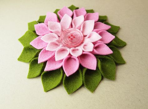 Awesome flower tutorial by Jocelyn Olson Felt Weaving, Felt Brooches, Felted Crafts, Felt Flower Tutorial, Felt Ideas, Felt Projects, Felt Wool, Wool Projects, Felt Patterns