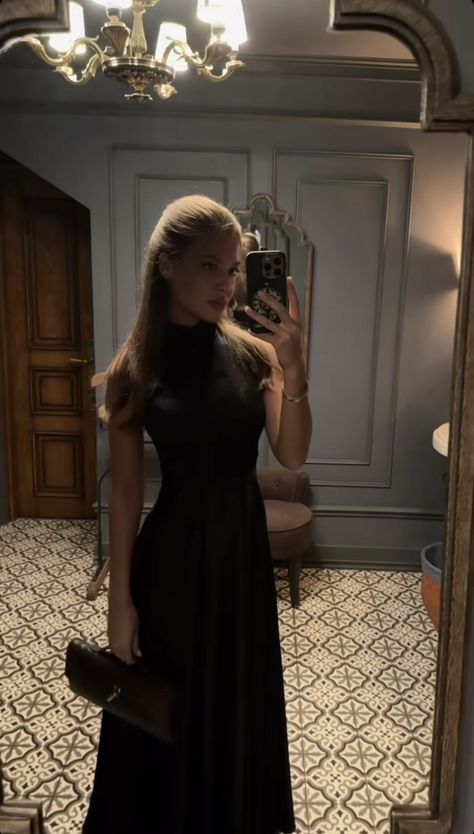 Getting Dressed Aesthetic, Black Elegant Outfit Classy Chic, Classy Mirror Selfie, Classy Dress Aesthetic, Classy Black Dress Aesthetic, Classy Woman Aesthetic, Outfits For Big Bust, Selfie Inspo, Elegant Outfit Classy