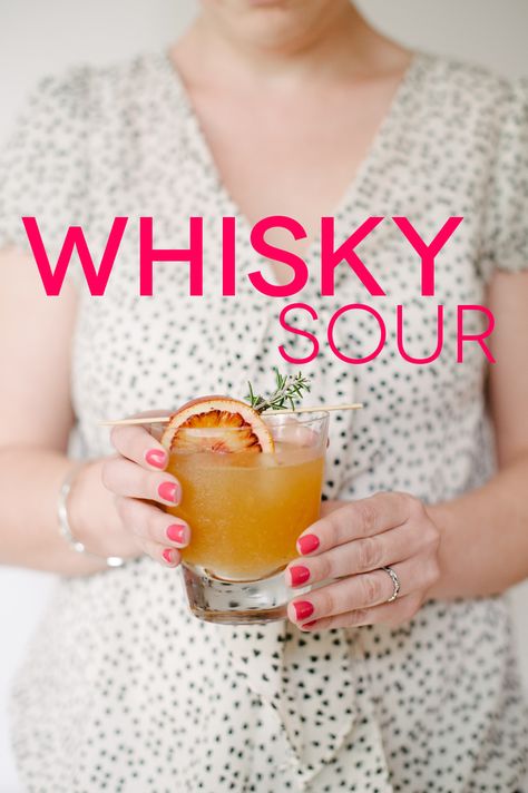 Whiskey Sour Recipe, Pitcher Cocktails, Raspberry Mojito, Whisky Sour, Whiskey Girl, Batch Cocktails, Whisky Drinks, Bourbon Drinks, Long Island Iced Tea