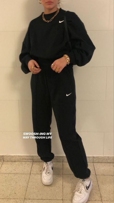 Nike Sweat Outfit, Emsemble Nike, Black Nike Joggers Outfit, Nike Sweatsuit Outfits Women, Nike Joggers Outfit Women, Nike Set Outfits Women, Black Nike Sweatpants Outfits, Nike Ensemble, Nike Sweat Set