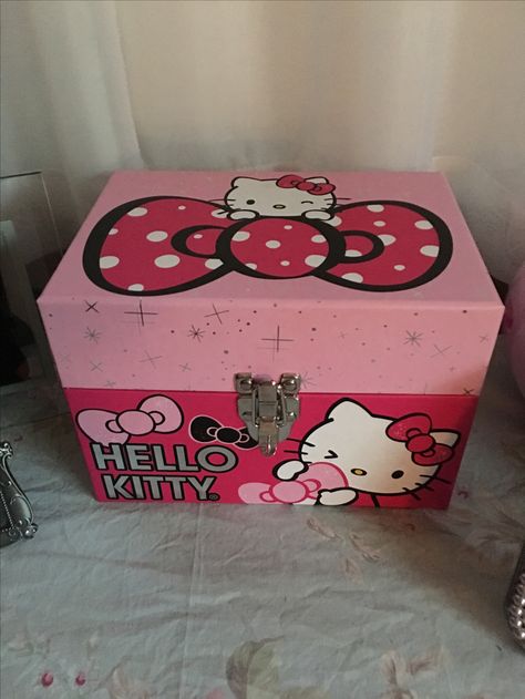 Wood Box Painting Ideas, Senior Year Diy, Hello Kitty Bedroom, Hello Kitty Imagenes, Mosaic Art Diy, Hello Kitty House, Hello Kitty Crafts, Hello Kitty Themes, Hello Kitty Aesthetic