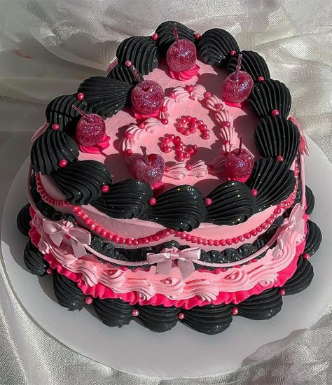 Alt Birthday Cakes, Pink Goth Birthday Party, Black And Pink Vintage Cake, Cake For 29th Birthday, Pink And Black Cake Birthday, Emo Cakes Birthdays, Red And Black Heart Cake, Y2k Cakes, 2000s Cake Ideas