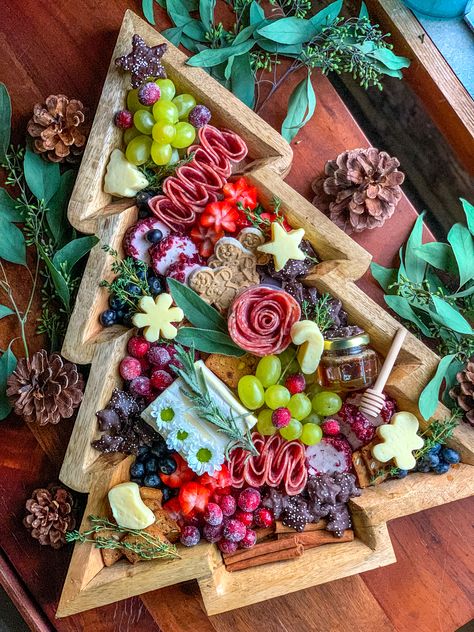 Cheese Board Ideas Christmas, Gingerbread Charcuterie Board Ideas, Christmas Charcuterie Board Ideas, Christmas Tree Charcuterie Board, Christmas Cheese Boards, Christmas Catering, Christmas Charcuterie Board, Christmas Charcuterie, Charcuterie Gifts