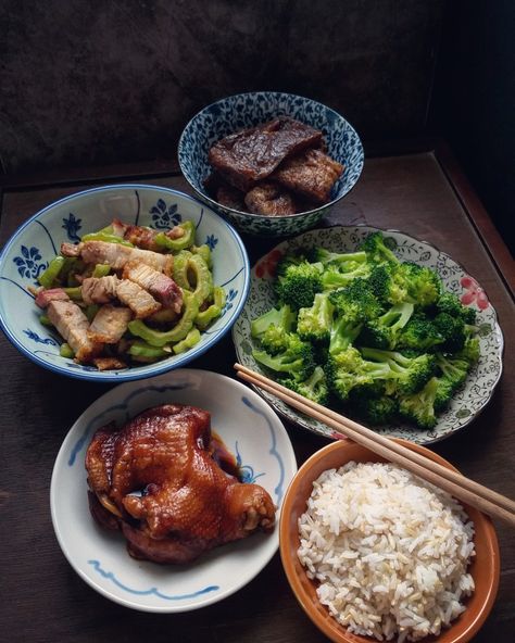 Chinese Cuisine Aesthetic, Chinese Food Aethstetic, Food Around The World, Fair Food Recipes, Daily Meals, Food Obsession, Everyday Food, Perfect Food, Chopsticks