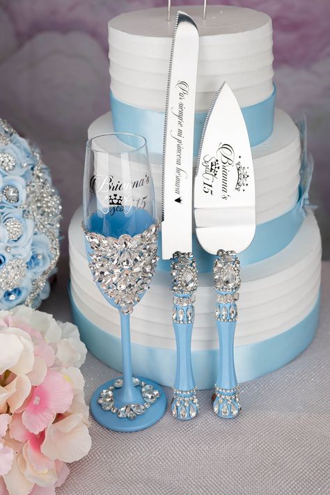 A quinceanera Cake Knife set with 1 glass in light blue color, perfect for quinceañera celebrations! What makes this set truly special is the option for personalization, allowing you to put on names, dates, or special messages, making it a cherished keepsake for the quinceañera princess. Light Blue Quinceanera Cake, Blue Quinceanera Cake, Quinceanera Winter Wonderland, Blue Quinceanera Theme, Cinderella Quinceanera Themes, Quince Planning, Quinceanera Guest Book, Cinderella Quinceanera, Money Card Box