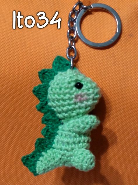 (974) Mi pequeño dinosaurio llavero Dino Rawr, Crochet Dinosaur, Crochet Baby Toys, Crochet Dragon, Crochet Amigurumi Free Patterns, Crochet Amigurumi Free, Fun Crochet Projects, Crochet Keychain, Amigurumi Free Pattern