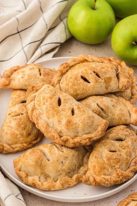 Make these delicious baked apple empanadas (empandas de manzana) for the perfect Mexican dessert this fall (or any time of year)! Apple Empanadas Recipe, Sweet Empanadas Recipe, Caramel Apple Sauce, Apple Empanadas, Baked Empanadas, Perfect Apple Pie, Apple Hand Pies, Single Serve Desserts, Chicken Asparagus