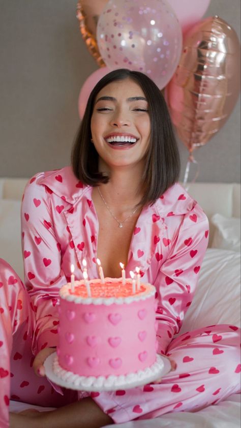 26 Photo Shoot Ideas Birthday, Pijama Birthday Photoshoot, Pj Birthday Photoshoot, Birthday Pictures In Bed, Pajama Birthday Photoshoot, Birthday Pink Photoshoot, Birthdays Photoshoot Ideas, Birthday Bed Photoshoot, Happy Bday Aesthetic