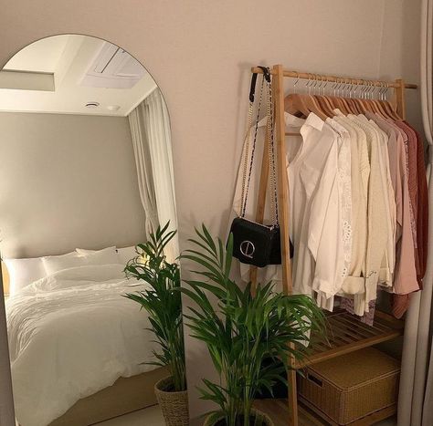 Clothes Rail Bedroom, White Room Decor Bedroom, Room Ideas Dorm, Dorm Room Ideas For Girls, Clothing Rack Bedroom, Nyc Rooms, Armoire Entree, Dorm Room Decor Ideas, Room Decor Dorm