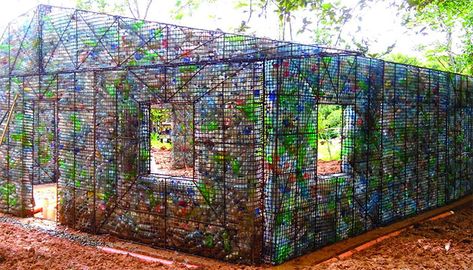 Man Builds Homes Out Of Plastic Bottles And They Look Just Like Regular Houses Plastic Bottle House, Water Catchment, Recycled House, Reuse Plastic Bottles, Bottle House, Home Insulation, Green Architecture, Earthship, Recycled Bottles