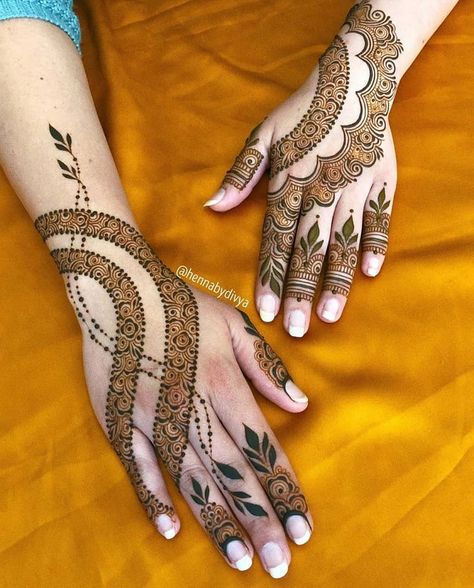 Just like the Indo-Arabic style, Indo-Western has the best of both worlds! Indo-Western mehndi is a fusion of traditional Indian mehndi patterns and off-the-wall designs. The most prominent feature of this style of mehndi art is adding short messages to it apart from quirky designs. Mehndi Designs Finger, Henna Hand Designs, Indian Mehendi, Tato Henna, Eid Mehndi Designs, New Bridal Mehndi Designs, Latest Henna Designs, Modern Mehndi Designs, Mehndi Simple