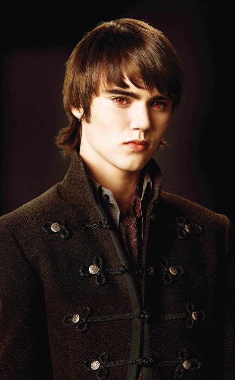 Cameron Bright as Alec. Jane’s brother and guard of the Volturi. Twilight Harry Potter, Twilight Dolls, Alec Volturi, Cameron Bright, Billy Burke, Vampire Twilight, Twilight Saga New Moon, Twilight New Moon, Twilight Series