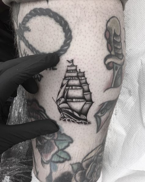 Old School Ship Tattoo, Small Ship Tattoo, Tattoo Ship, Tattoo Peito, Traditional Ship Tattoo, Scotland Tattoo, Ship Tattoos, Old School Tattoos, Boat Tattoo