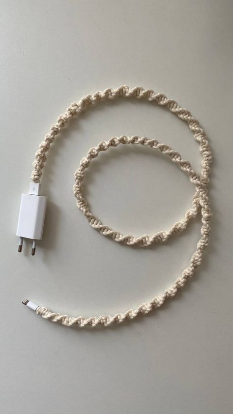 [Easy Life Hacks] How To Make Electric Cable Protector With Macramé | homify Macrame Gifts, Simpul Makrame, Tutorial Macramé, Diy Projektit, Mode Crochet, Macrame Patterns Tutorials, Macrame Ideas, Life Hack, Macrame Tutorial