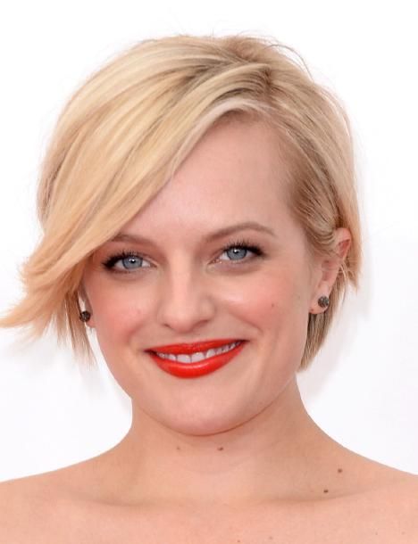 I love Elisabeth Moss' new haircut. Haircuts For Round Face Shape, Elizabeth Moss, Style Bangs, Short Haircuts For Men, Elisabeth Moss, Latest Hair Trends, Round Face Shape, Short Hairstyles For Thick Hair, Round Face Haircuts