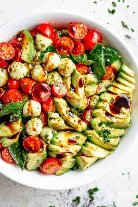 Avocado Cafe, Salad Caprese, Health Aesthetics, Plats Healthy, Resep Salad, Avocado Slices, Chicken Alfredo, Avocado Recipes, Avocado Salad