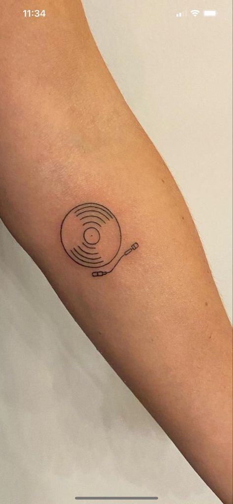 Vinyl record tattoo Tiny Line Art Tattoo, Small Tattoos Random, Patchwork Tattoo Ideas Aesthetic, Turning Page Tattoo, Typewriter Tattoo Small, Grafic Tattoos, Small Vinyl Record Tattoo, Vintage Inspired Tattoos For Women, Cool Edgy Tattoos