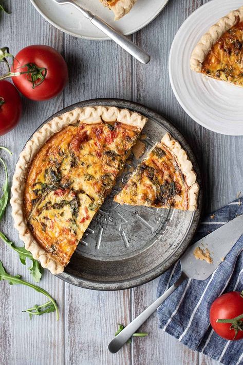 Roasted Tomato and Arugula Quiche is an easy recipe that is perfect for entertaining. This vegetarian savory quiche makes everyone happy. #easyquiche #tomatoquiche #vegetarianquiche #arugulaquiche #quicherecipe #vegetarianquicherecipe Egg Beaters Quiche, Roasted Tomato Quiche, Egg Beaters Recipes, Savory Quiche, Vegetarian Quiche Recipes, Recipes Quiche, House Manager, Tomato Quiche, Vegetarian Quiche