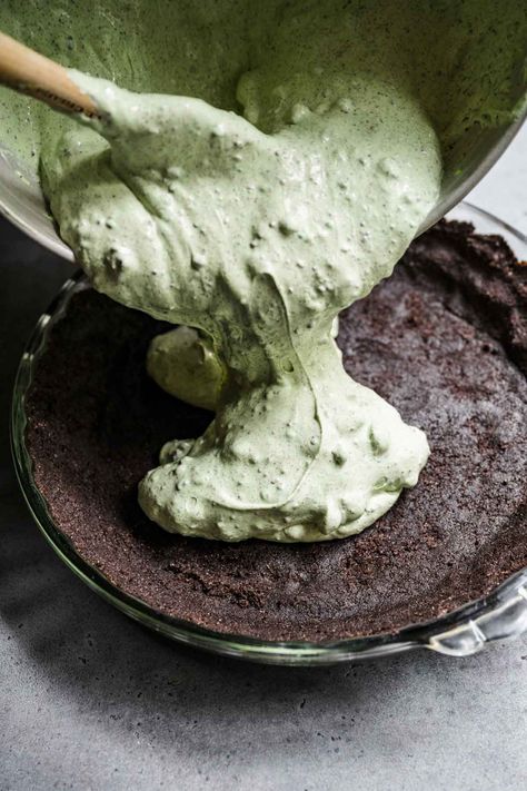 Oreo Pie Crust Recipe Desserts, Grasshopper Pie Non Alcoholic, Grasshopper Dessert Recipes, Green Dessert Ideas, Andes Mint Pie Recipe, Oreo Crust Pie, Mint Oreo Dessert, Chocolate Mint Pie, Mint Chocolate Chip Pie