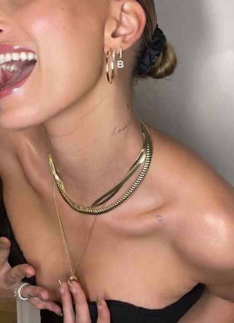 Kelia Moniz Tattoo, Hailey Neck Tattoo, Hailey Bieber Jewelry Style, Hailey Bieber Heart Tattoo, Sophia Richie Tattoo, Haylie Bieber Tattoo, Haily Biber Tatoos, Hailey Bieber Neck Tattoo, Bailey Bieber Tattoos