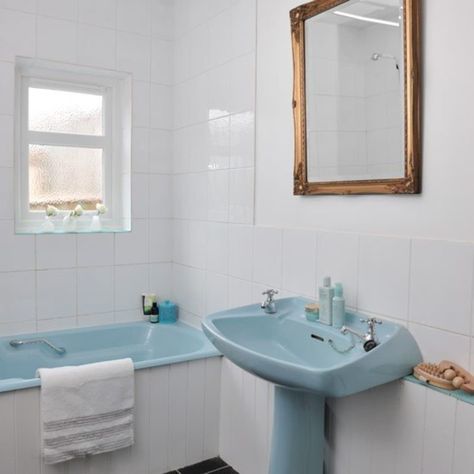 Retro Bathroom Refresh: Why Older Bathroom Suites are Still Sweet | Apartment Therapy Awesome Showers, Bathroom Retro, Moderne Have, Old Bathrooms, Old Bathroom, Retro Bathrooms, Bathroom Refresh, Bathroom Suites, Bathroom Suite