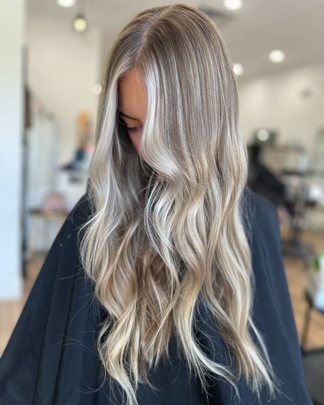 When the money piece hits just right and the dimension of this blonde is just 😍😘 #DimensionalBlonde #HairGoals #HairTransformation #MoneyPiece #HairInspo #BlondeHair #SalonLife #HairStylist #BeforeAndAfter #HairArt #BlondeSpecialist #HairColor #HairLove #BoldHighlights #HairFashion #InstaHair #BeautyCommunity Ash Blonde Balayage Money Piece, Chunky Blonde Money Piece, Blonde Money Piece, Ashy Blonde Balayage, Ash Blonde Hair Balayage, Ashy Blonde Hair, Partial Balayage, Ashy Blonde, Ash Blonde Balayage