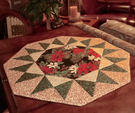 Sunburst Table Topper Pattern, Round Table Toppers Quilted Patterns, Round Table Runner Ideas, Table Runner For Round Table, Round Table Topper, Quilting Table, Christmas Table Runner Pattern, Quilting Digest, Christmas Table Toppers