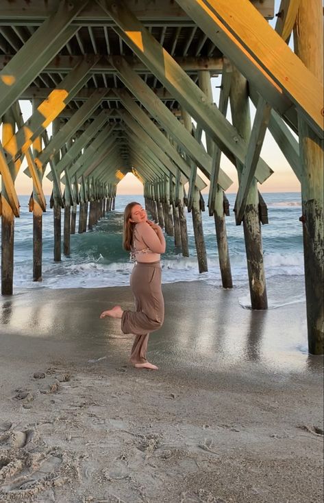 Pier Beach Pictures, Beach Pier Pictures, Beach Pier Photoshoot, Pier Pictures, Pier Photoshoot, Sandbridge Beach, Beach Photo Inspiration, Shoot Poses, Summer Pics