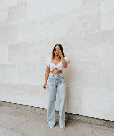 f5c3dd7514bf620a1b85450d2ae374b1desc50396694ri Flare Jeans Style, Wide Leg Jeans Outfit, High Wasted Jeans, Outfits Con Jeans, Moda Retro, Mode Streetwear, Looks Vintage, Outfits Casuales, Comfy Outfits