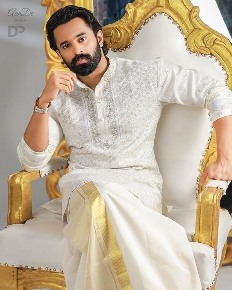 Traditional Dress For Boy, Onam Photos, Unni Mukundan, Onam Dress, Engagement Dress For Groom, White Engagement Dresses, South Fashion, Bollywood Men, Onam Outfits