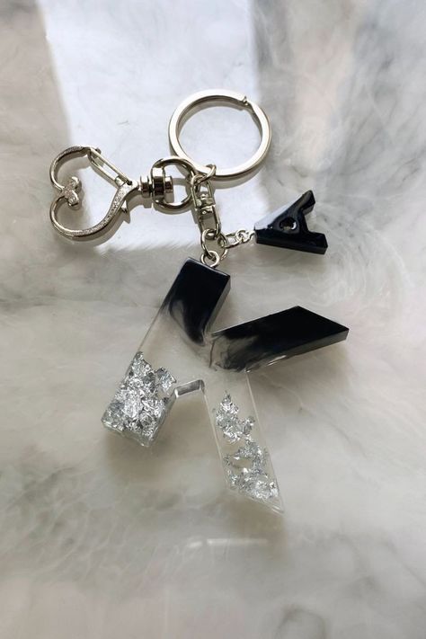 Black And Silver Resin Keychain, Resin Art Keychain Letters, Black Resin Keychain, Resin Letter Keychain Ideas, Resin Letter Keychain, Resin Arts, Wall Art Gold Leaf, Keychain Resin, Black Keychain