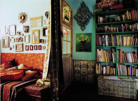 Moroccan Inspiration Morracan Room Ideas, Lots Of Books, Moroccan Inspiration, Hippy Room, Indie Room, Bohemian Interior, Paris Apartments, Vintage Room, Moroccan Decor