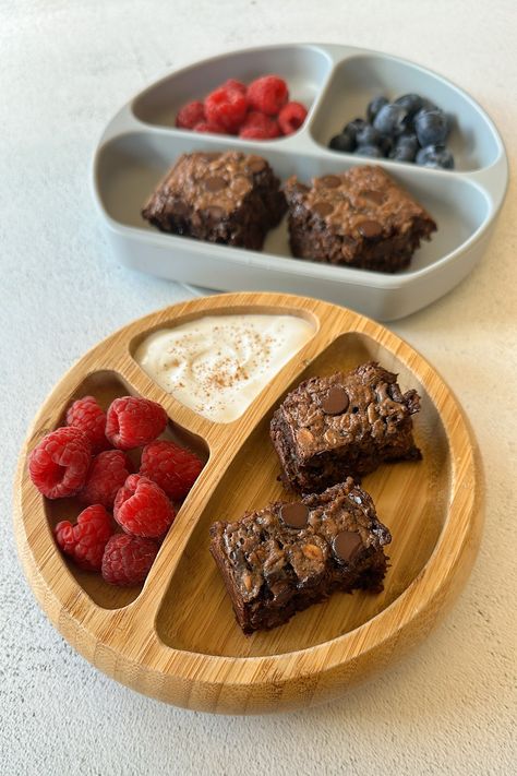 Chocolate Baked Oatmeal (With Zucchini) - Feeding Tiny Bellies Feeding Tiny Bellies Dinner, Healthy Toddler Desserts, Make Ahead Toddler Meals, Snacks For One Year Olds, Healthy Kids Breakfast Ideas, Blw Dinner Ideas, Healthy Kids Lunches, Toddler Baking, Kids Snack Ideas