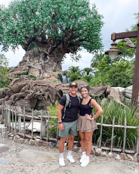 Animal Kingdom Outfit Woman, Disneyland Couples Pictures, Disney World Outfits Summer, Epcot Outfit Ideas, Florida Vacation Outfits, Animal Kingdom Outfit, Magic Kingdom Outfit, Disney Family Outfits, Disney World Animal Kingdom