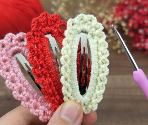 Crochet Hair Clips Free Pattern, Diy Crochet Hair Accessories, Crochet Blanket Sweater, Easiest Crochet, Crochet Baby Dress Free Pattern, Crochet Baby Frock, Diy Crochet Patterns, Gorgeous Crochet, Crochet Hair Clips