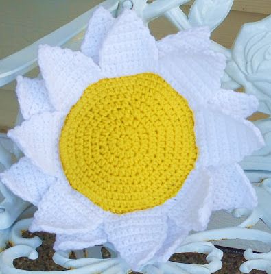 Daisy Pillow Pattern, Flower Pillow Pattern, Daisy Pillow, Flower Pillows, Crochet Pillow Patterns Free, Crochet Project Free, Daisy Pillows, Crochet Animal Hats, Pillow Covers Pattern