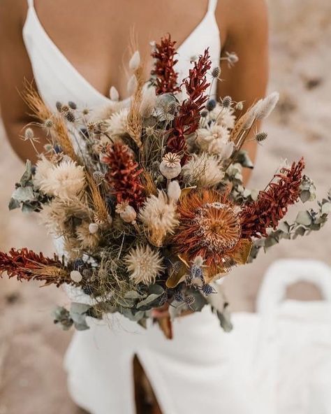 Fall Wedding Bouquets For Autumn Brides ★ fall wedding bouquets dry field flowers and grass j.photoandco Minimalist Dekor, Dried Flowers Wedding, Boho Wedding Bouquet, Weddings By Color, Fall Wedding Flowers, Future Wedding Plans, Western Wedding, Dried Flower Bouquet, Bouquet Of Flowers