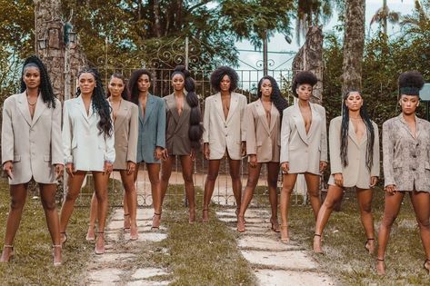 The melanin in this picture is just amazing! Best Protective Styles, Cp Photo, Girlfriends Photoshoot, Sorority Photoshoot, Group Photoshoot, Natural Girls, Group Photography Poses, Group Poses, Party Photoshoot