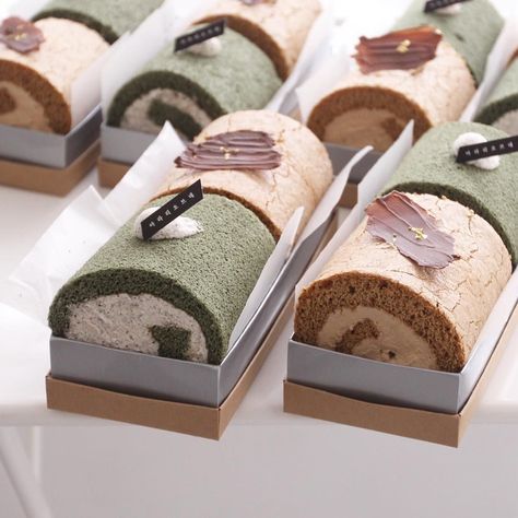 Roll Cake Packaging, Swiss Roll Cakes, Roll Packaging, Kue Macaroon, Bake Sale Packaging, Biscuits Packaging, Swiss Roll Cake, Roll Cakes, Dessert Packaging