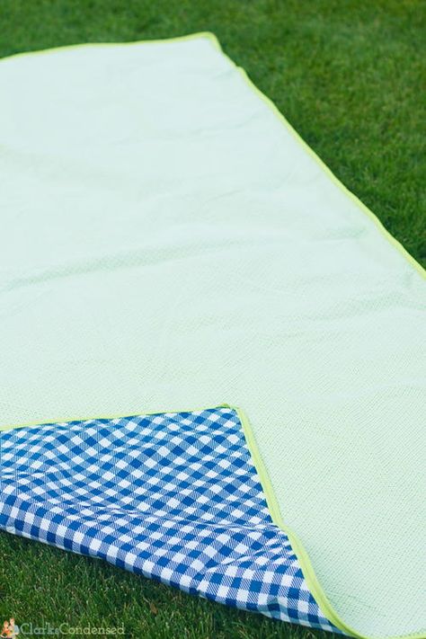 Reversible Waterproof Picnic Blanket | AllFreeSewing.com Easy Blanket Pattern, Easy Blanket, Drawstring Bag Tutorials, Waterproof Picnic Blanket, Picnic Quilt, Relaxing Time, Free Sewing Pattern, Summer Quilts, Sew Easy