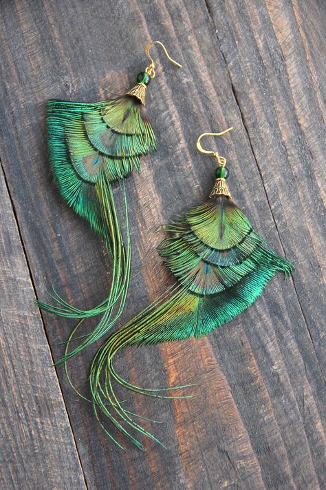 Feather Earring Diy, Crafting With Peacock Feathers, Craft With Peacock Feathers, Things To Do With Peacock Feathers, Peacock Feather Earrings Diy, Peacock Feather Jewelry Diy, Peacock Feather Accessories, Peacock Feather Ideas, Peacock Jewellery Design