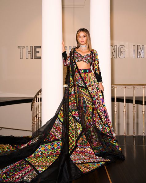 Natasha Poonawalla recently wore a custom lehenga and jacket set by Manish Malhotra at The Hope Gala in London, hosted by Alia Bhatt. The 3-piece ensemble was crafted over 3800 hours to complete the intricate phulkari embroidery from Punjab. The craft translates to flowers (phul) and shapes (akari). Malhotra’s phulkari pieces have been celebrated globally at the Philadelphia Museum and the NMACC exhibit. @natasha.poonawalla @manishmalhotraworld @manishmalhotra05 #ManishMalhotra #ManishMalhot... Manish Malhotra Lehenga, Phulkari Embroidery, Indian Wedding Outfit, Manish Malhotra, Vogue India, Charity Event, The Hope, Manish, Alia Bhatt