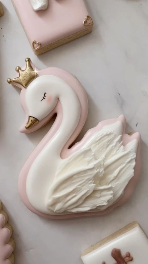 Swan Cookies Decorated, Art Birthday Cake, Swan Cake, Swan Party, Swan Baby Shower, Ludovico Einaudi, Christening Decorations, Swan Wedding, Instagram Posting