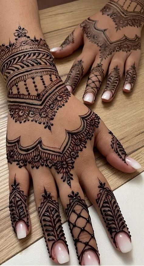 Henne Tattoo, Henna Designs Simple, Henna Flower Designs, Henna Designs Back, Cute Henna Designs, Inai Pengantin, Henna Style Tattoos, Henna Inspired Tattoos, Finger Henna Designs