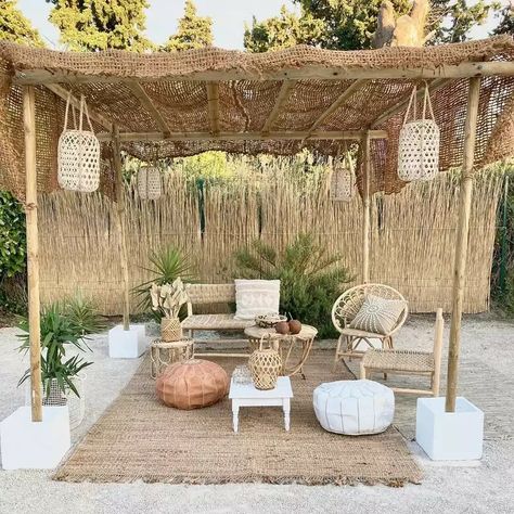 Iron Pergola, Vinyl Pergola, Diy Yarn, Apartment Patio Decor, Covered Pergola, Patio Decorating Ideas On A Budget, Modern Outdoor Furniture, Patio Decorating Ideas, Rustic Outdoor