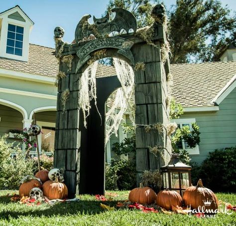 If you love spooky DIY Halloween yard decor, you will love this DIY crypt gateway! Diy Halloween Yard, Spooky Diy, Halloween School Treats, Diy Halloween Games, Casa Halloween, Halloween Graveyard, Halloween Decorations Diy Outdoor, Diy Halloween Projects, Halloween Yard Decorations